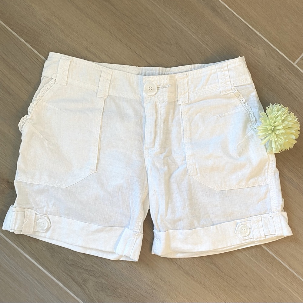 ROXY~CUTE WHITE SHORTS~LACE TRIM~FOLDED HEM~SIZE 3